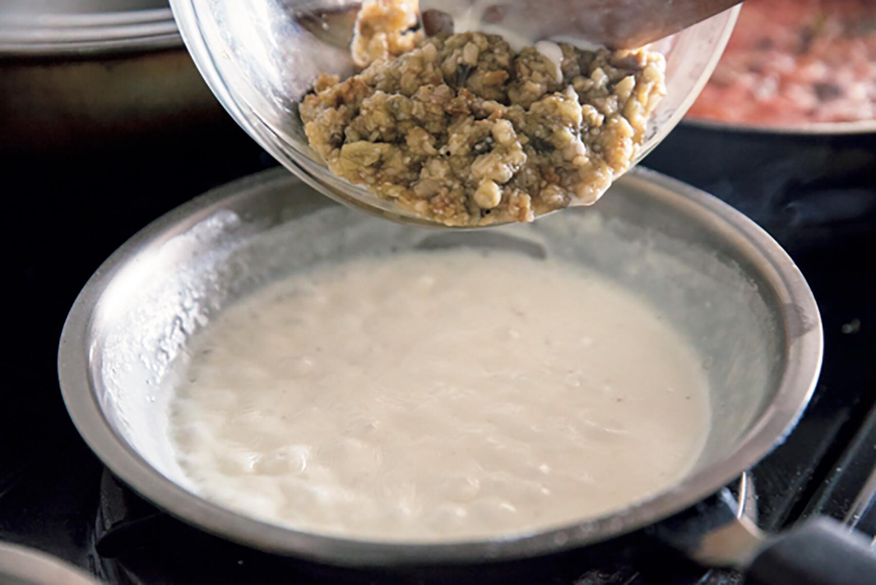 茄子クリームを仕上げる