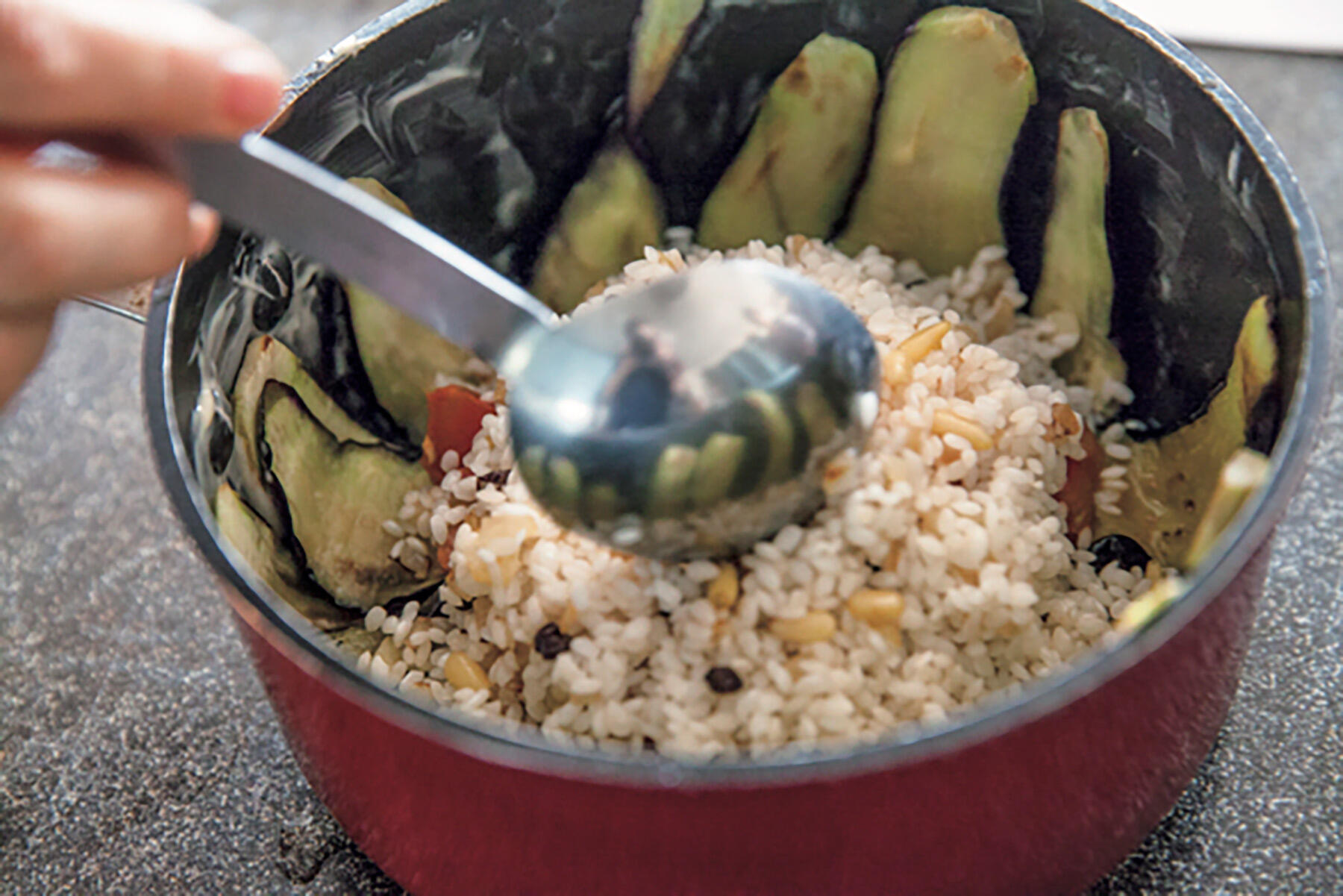 残りの材料を鍋に入れる