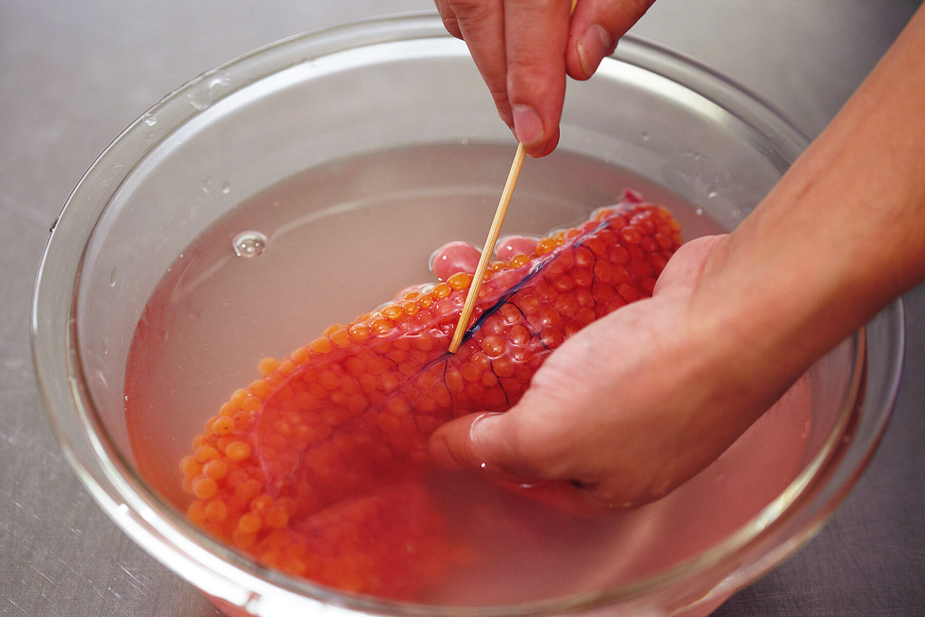 筋子の下処理をする