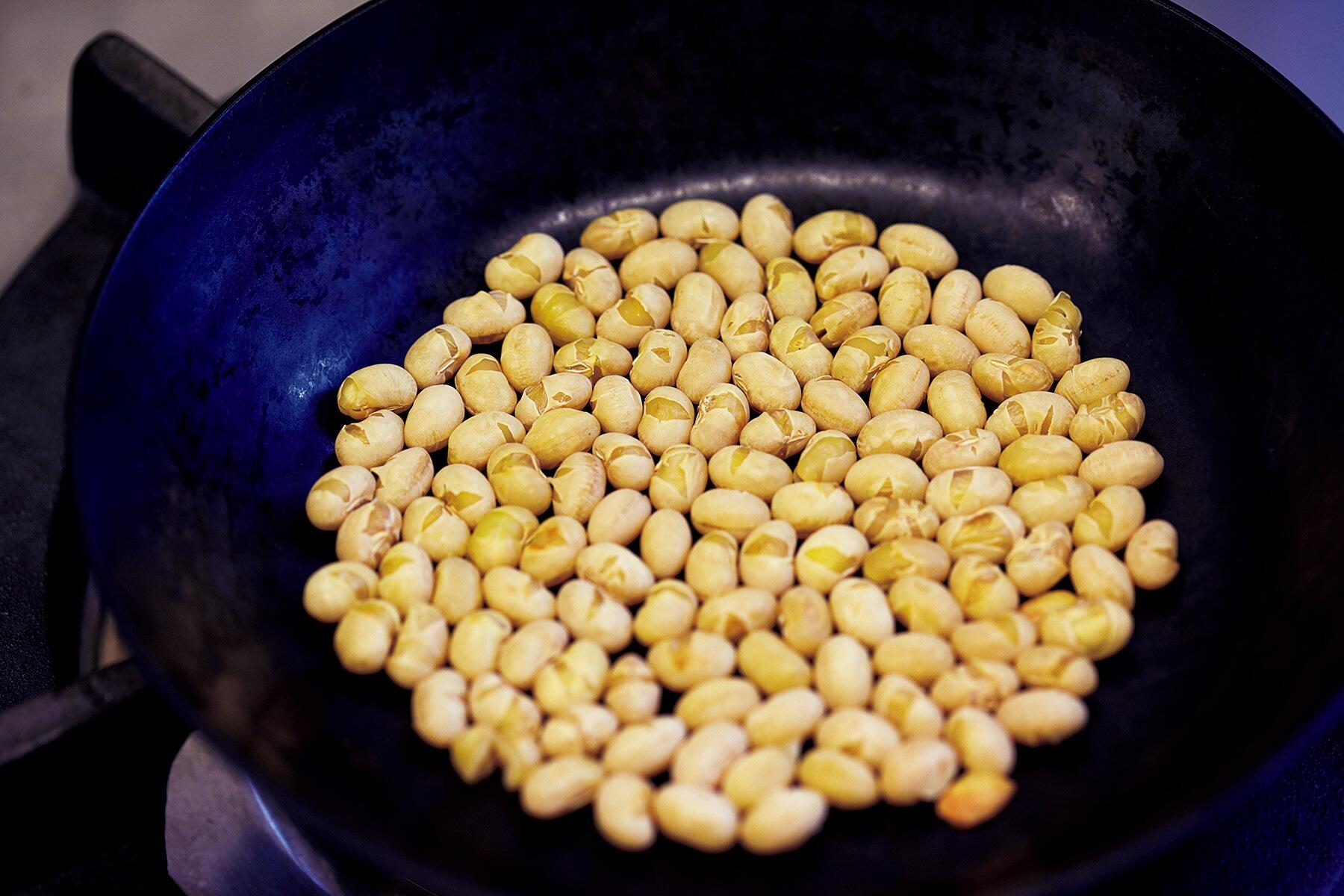 煎り大豆をつくる