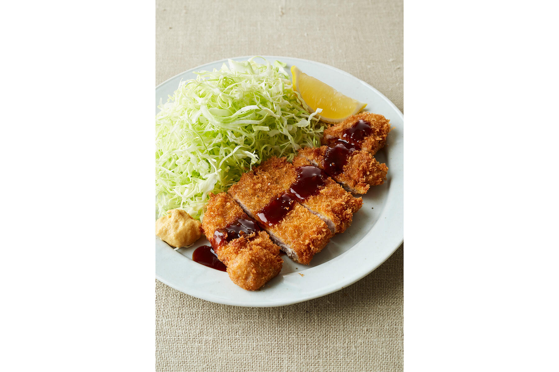 サクっとジューシーな“基本のとんかつ”