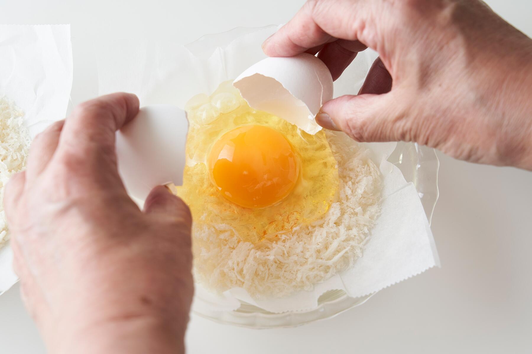 パン粉を敷き卵を割り入れる