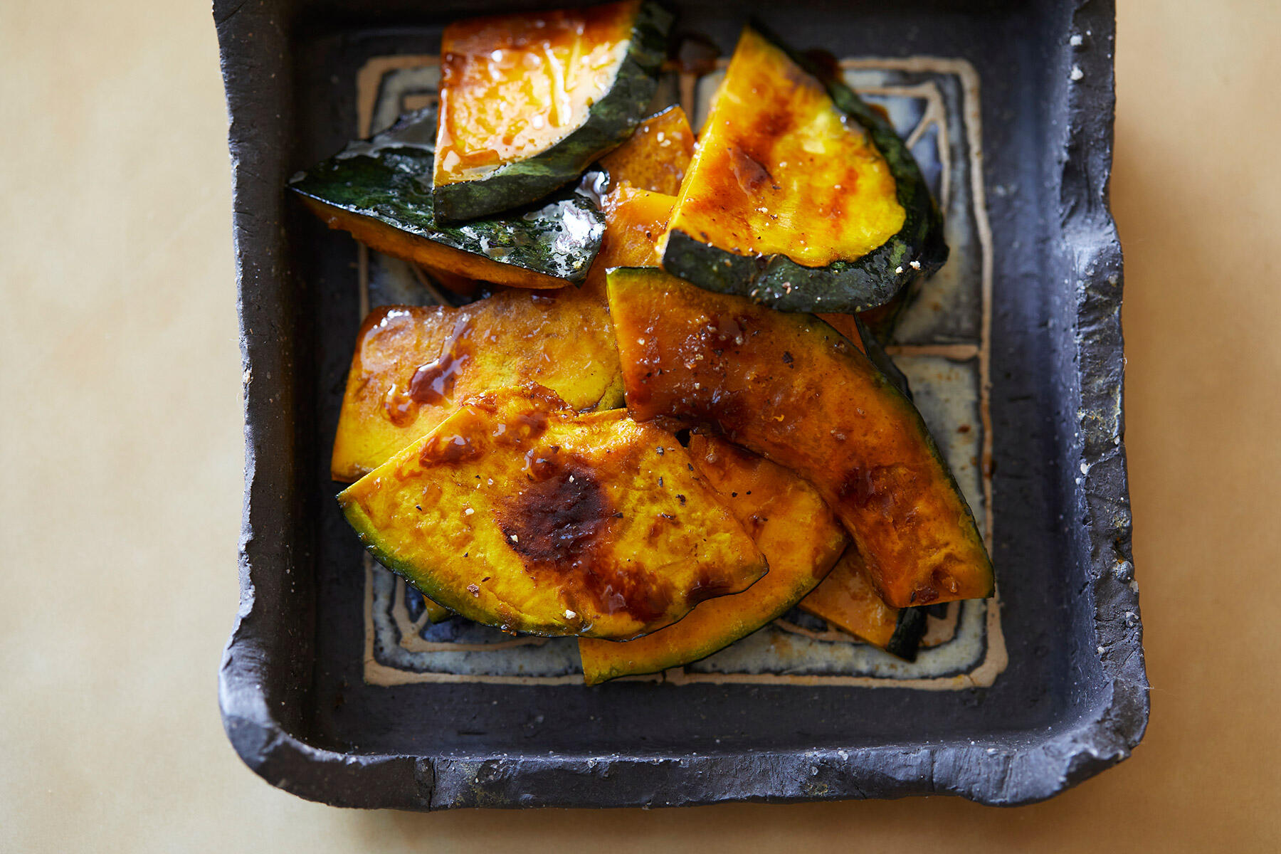 ソースをからめる