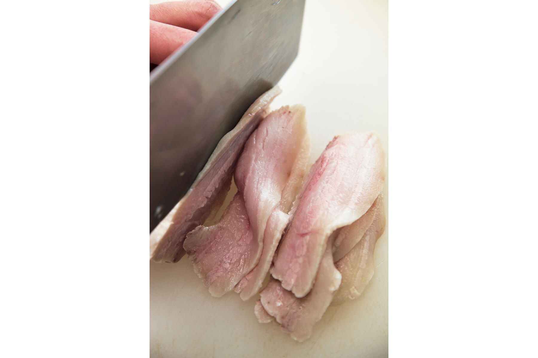 豚肉をスライスする