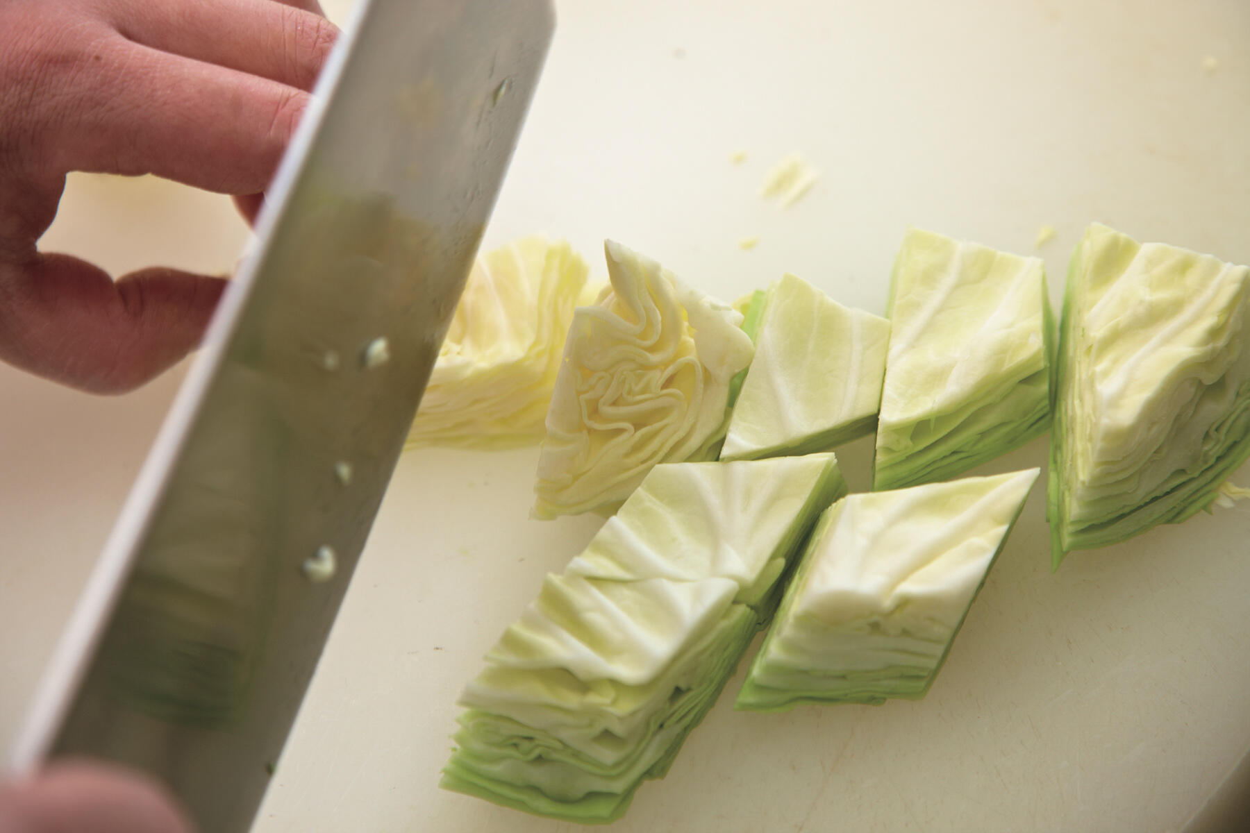 キャベツをカットする