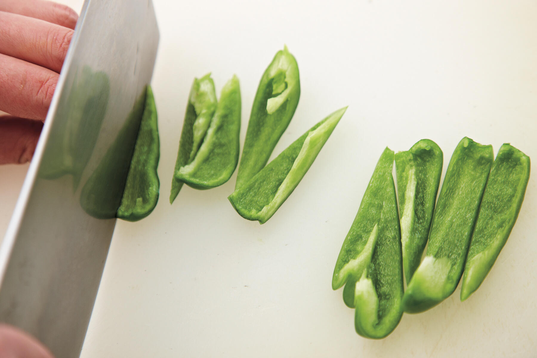 ピーマンをカットする