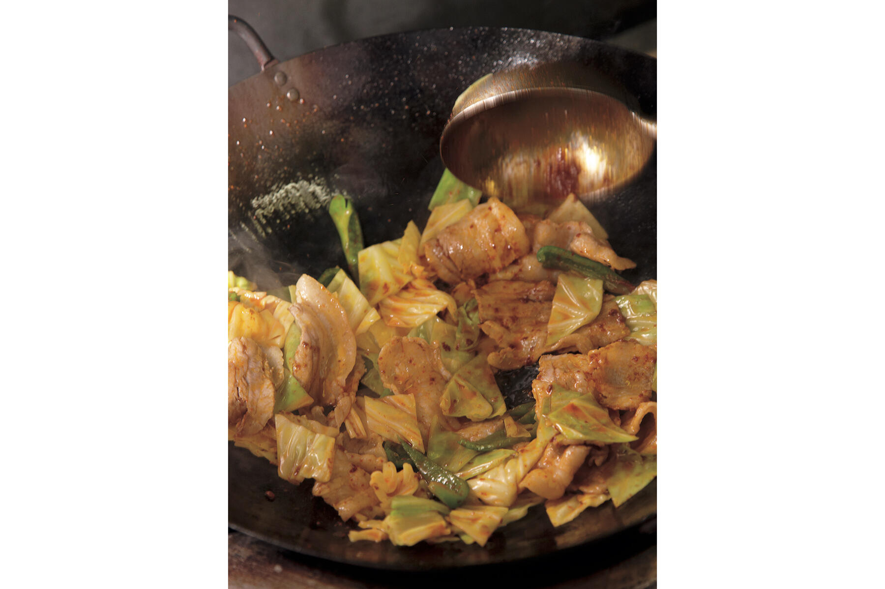 炒めた材料を戻す