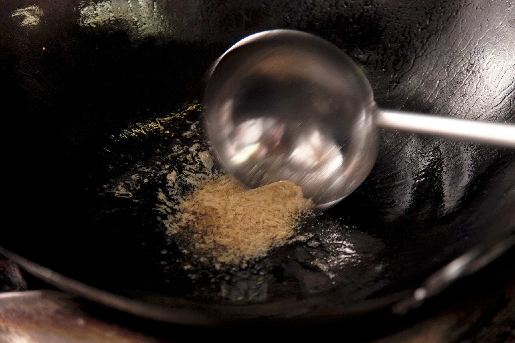 調味料を炒める