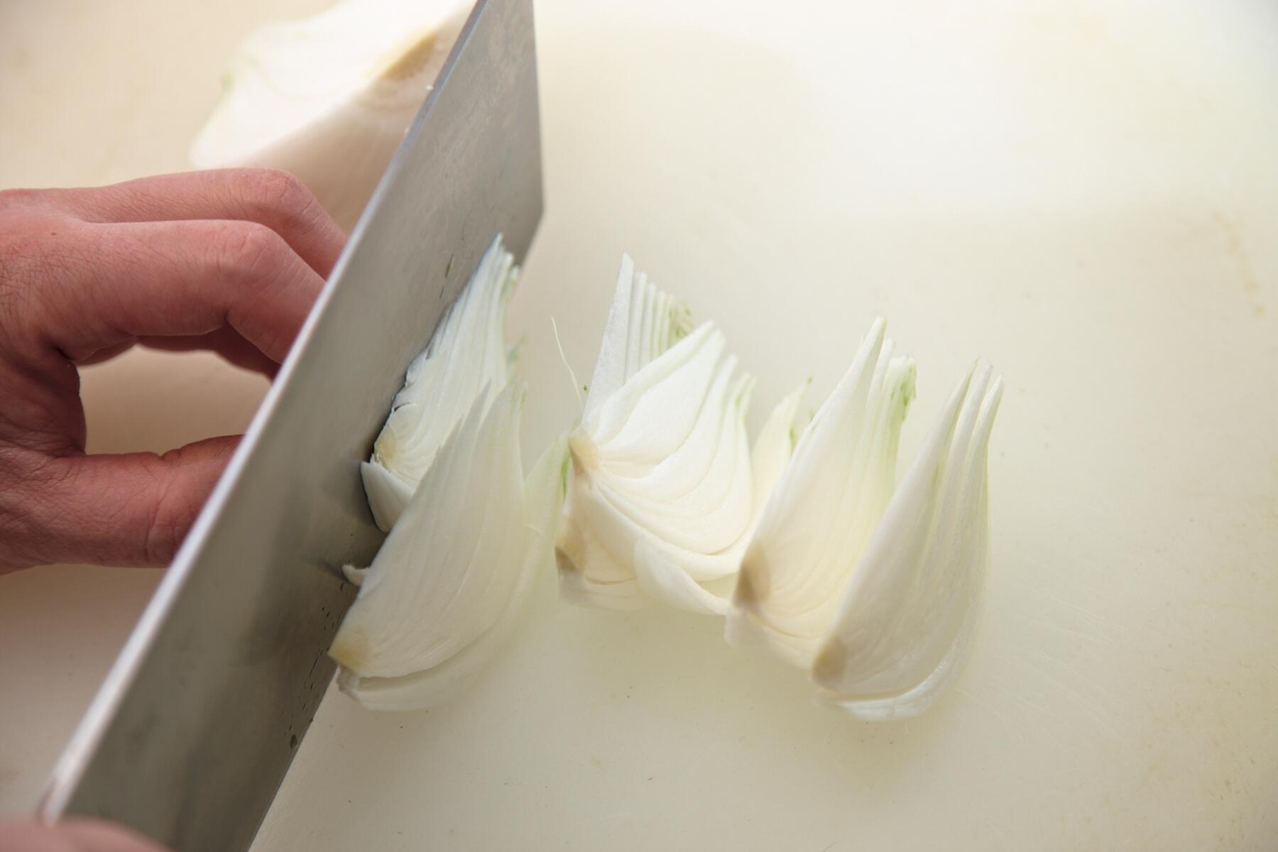 野菜をカットする