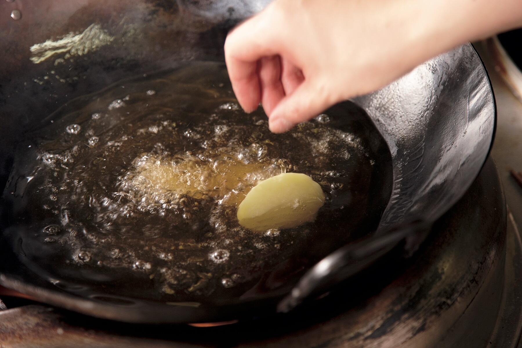 じゃがいもを素揚げする