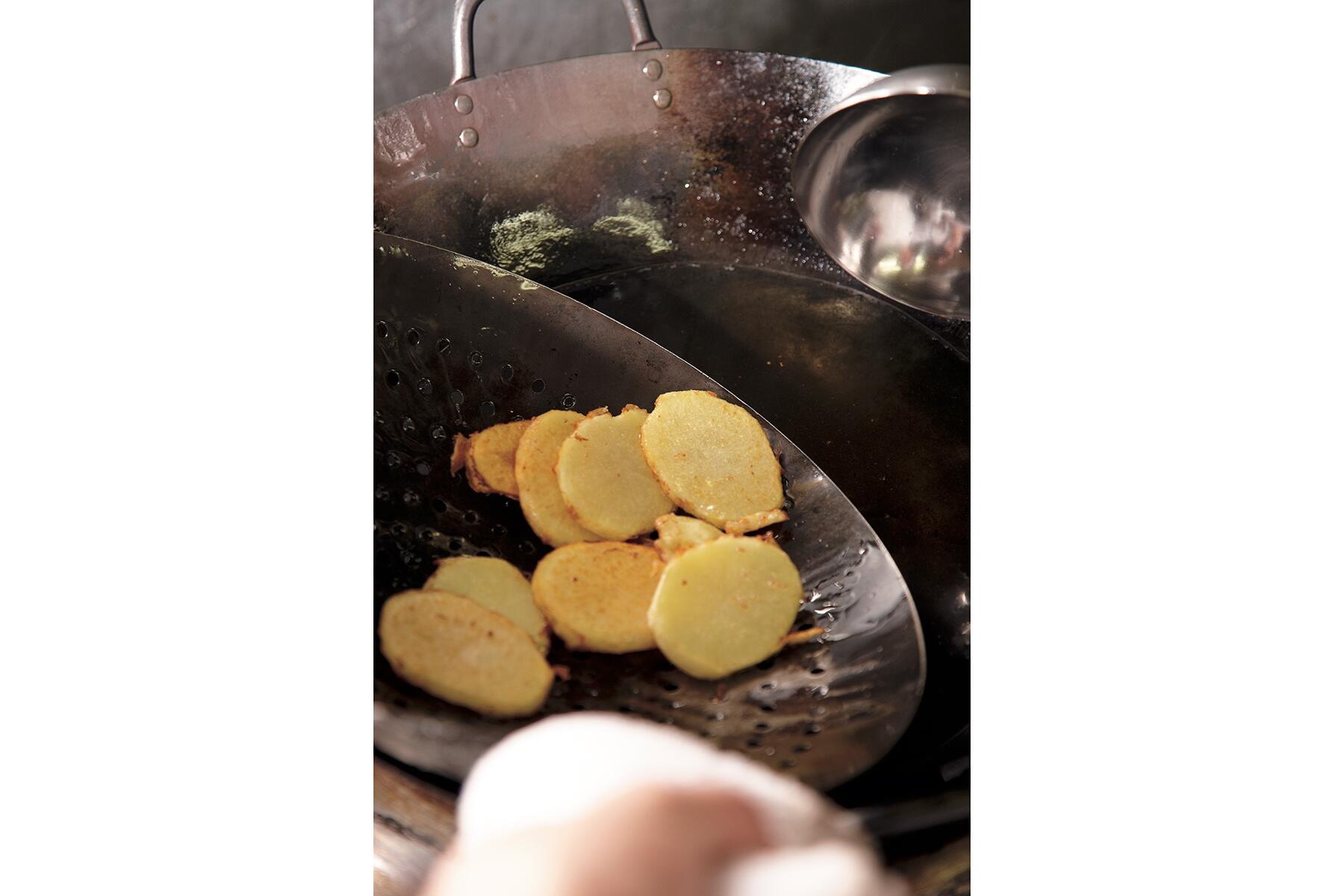 じゃがいもを素揚げする