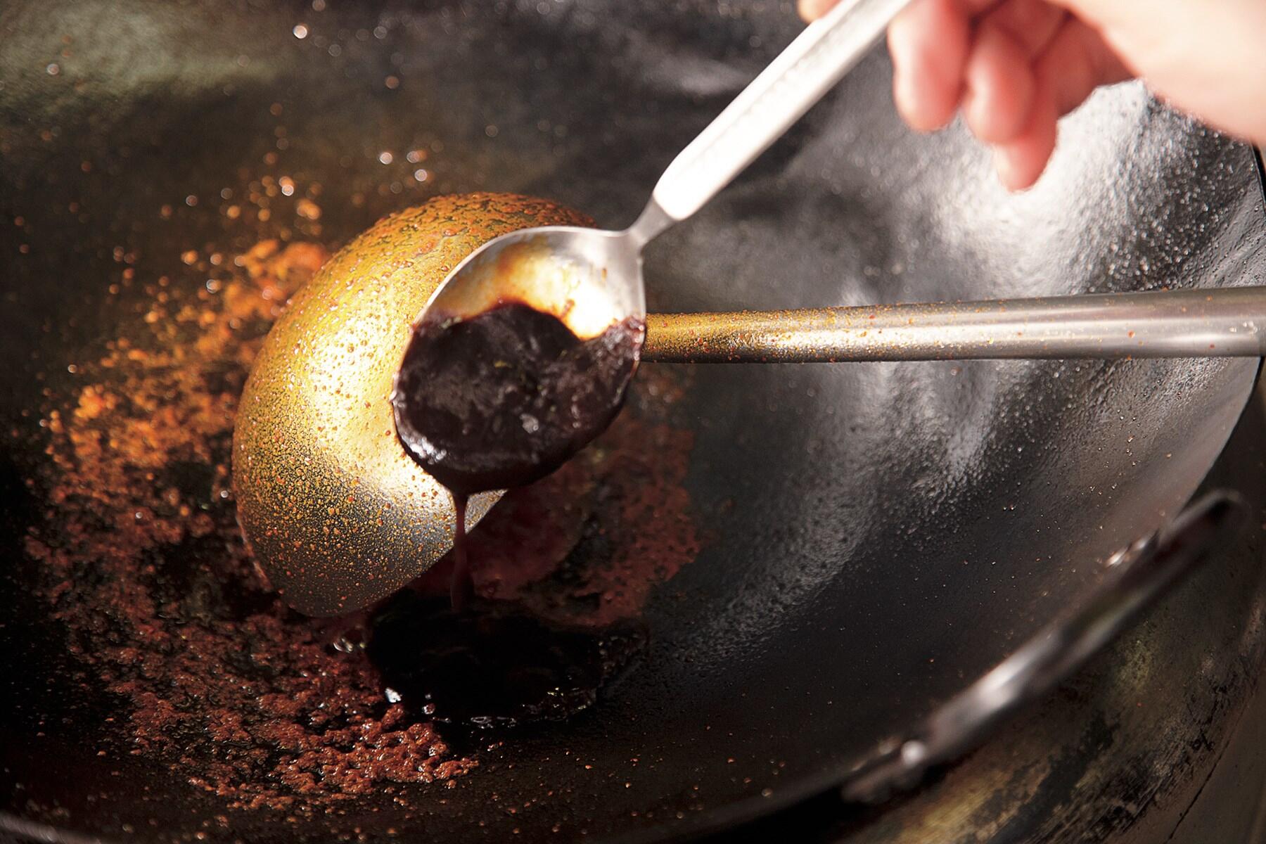 調味料を炒める
