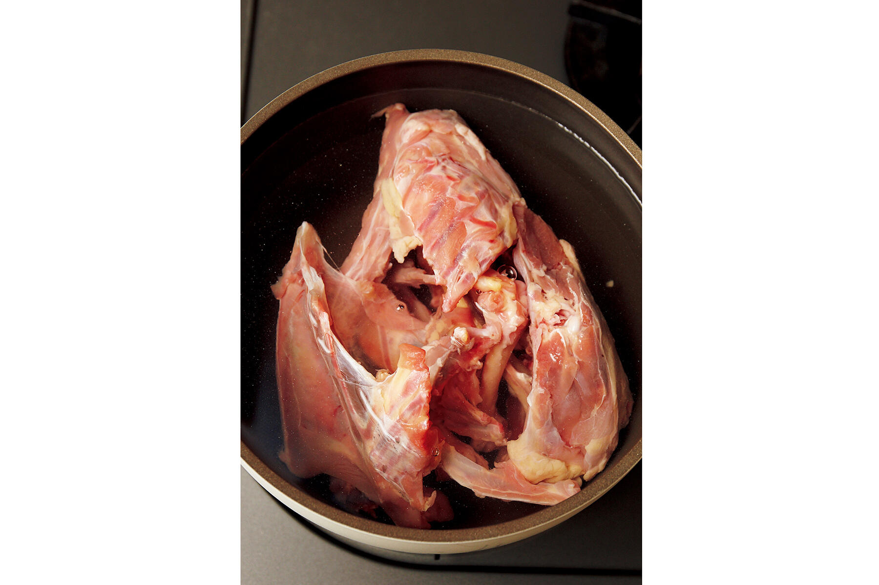 鶏ガラを火にかける