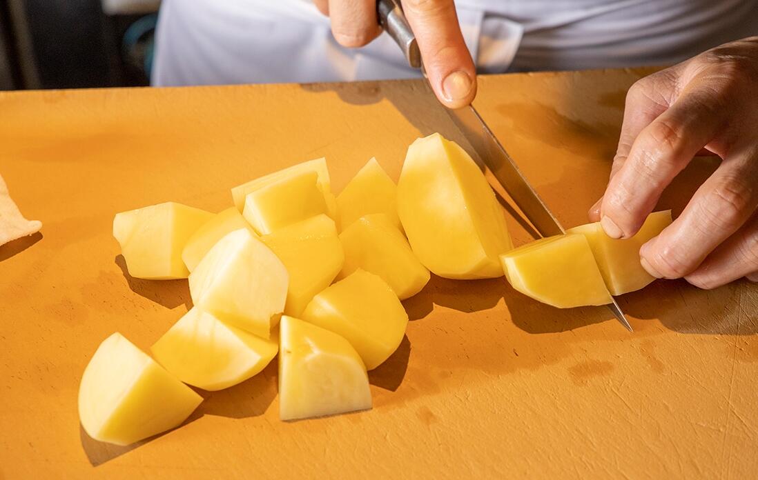 じゃがいもを切る