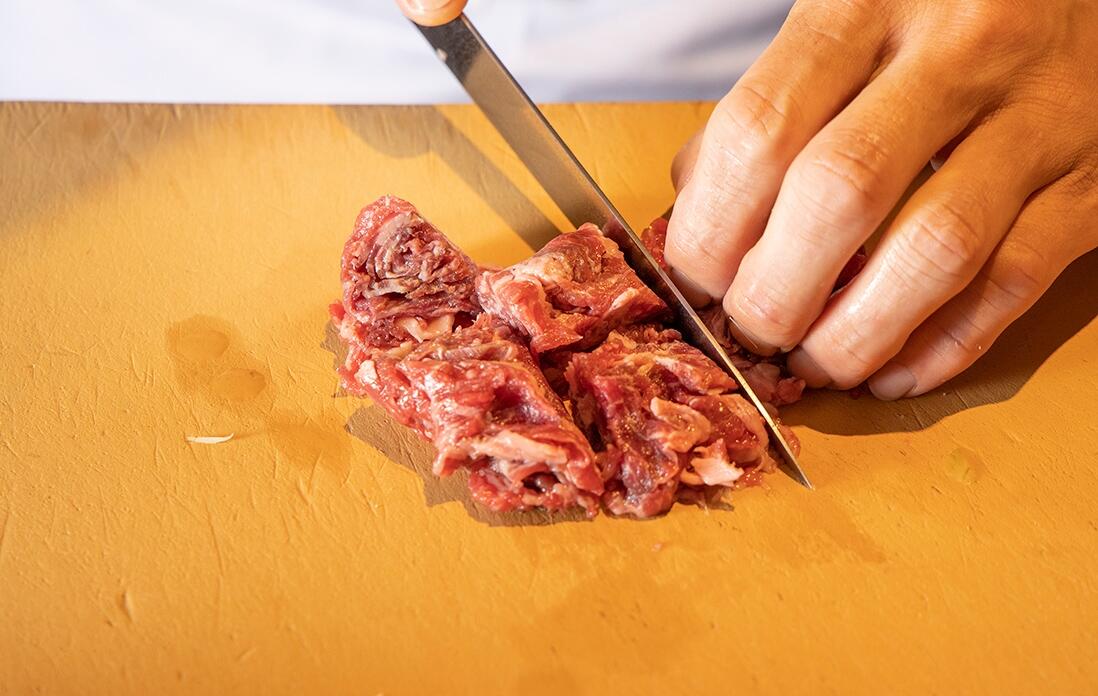 牛こま切れ肉を切る