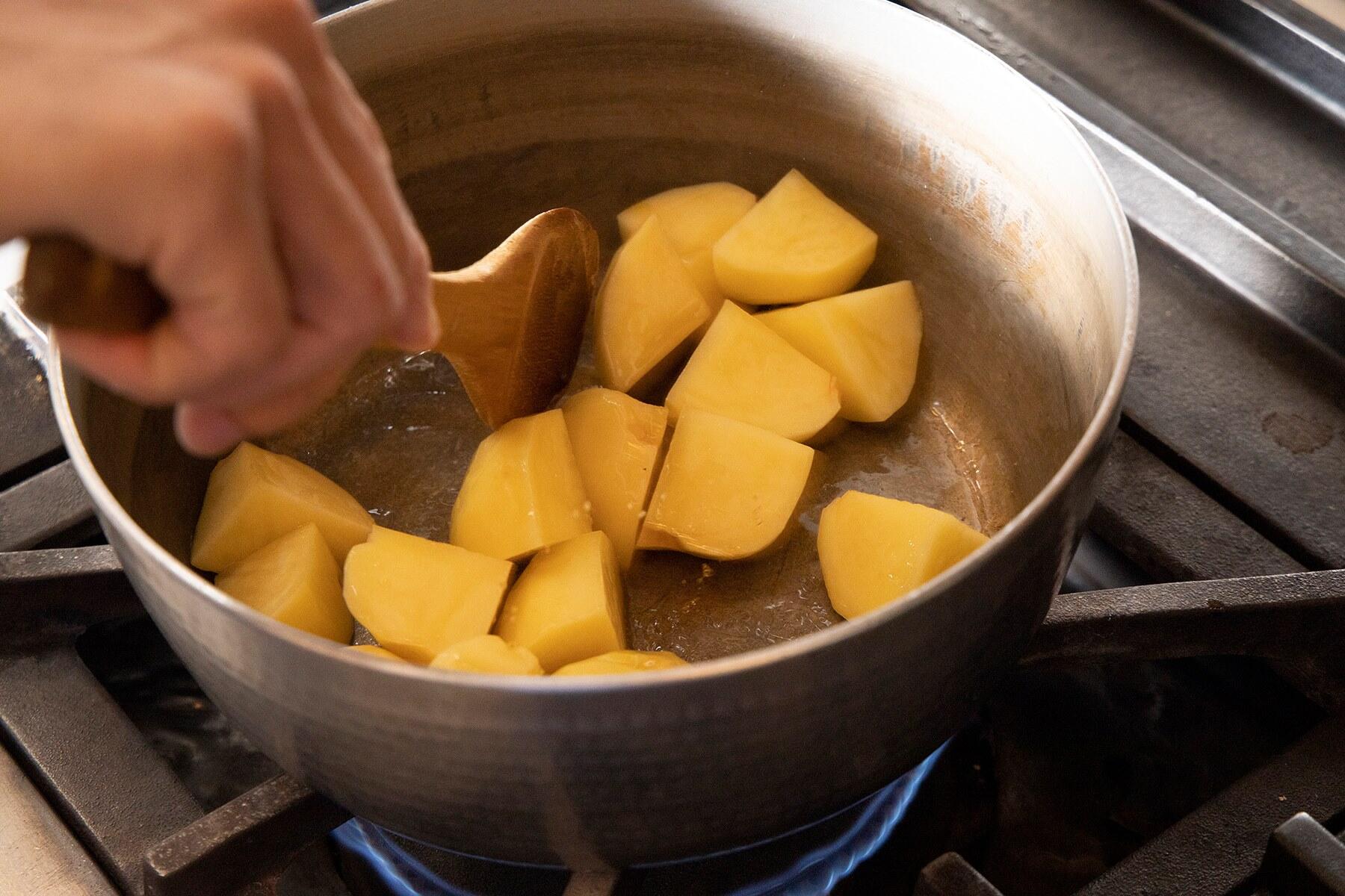 「純正ごま油 濃口」で、じゃがいもを炒める
