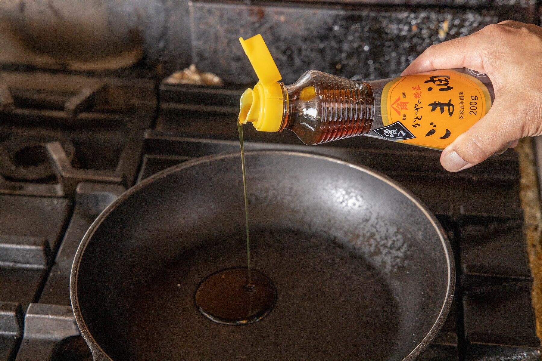 「純正ごま油 濃口」で、玉ねぎと牛肉を炒める