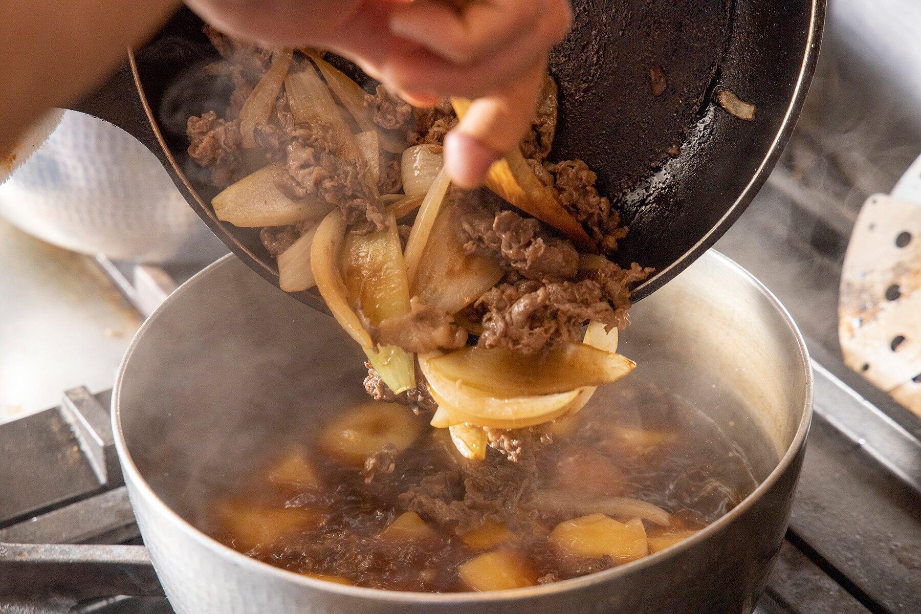 鍋にフライパンの玉ねぎと牛肉、乱切りにしたトマトを加えて7~8分煮る
