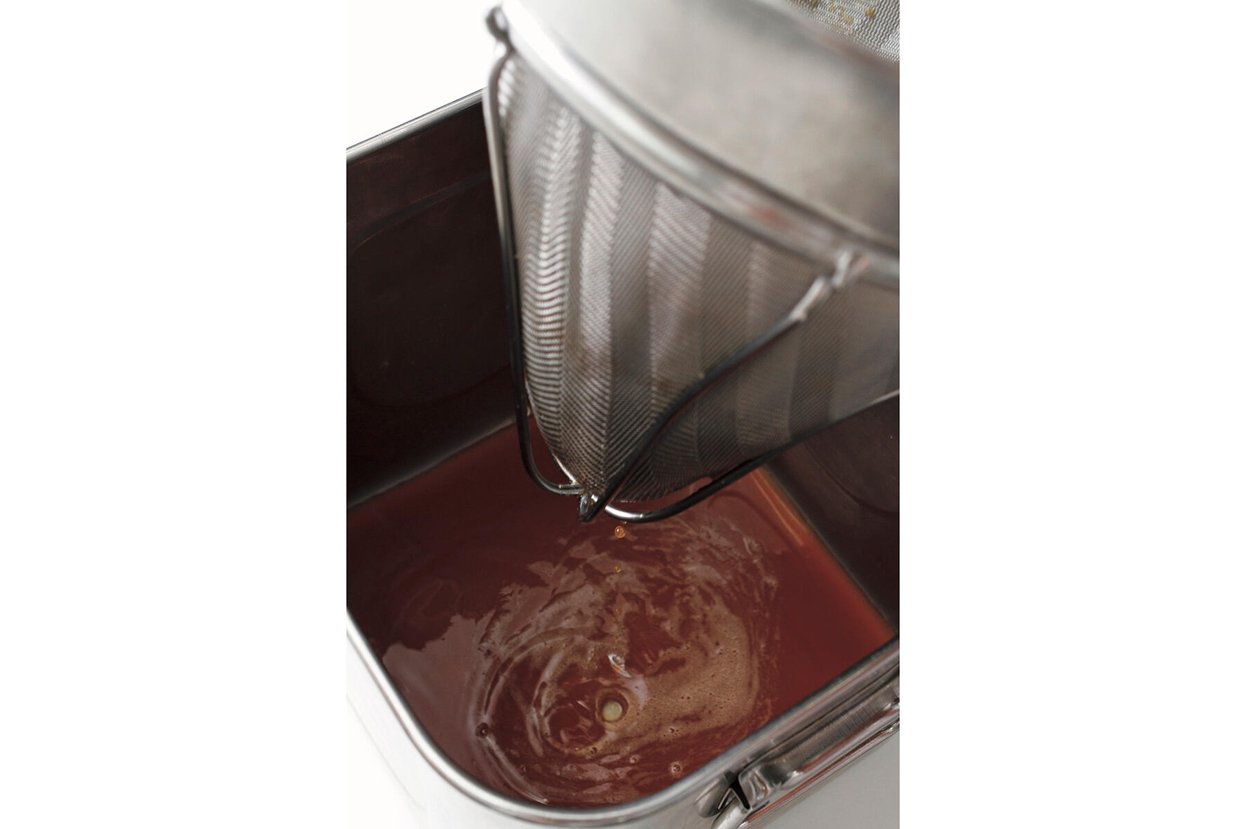 ジュース用のりんごをミキサーにかける