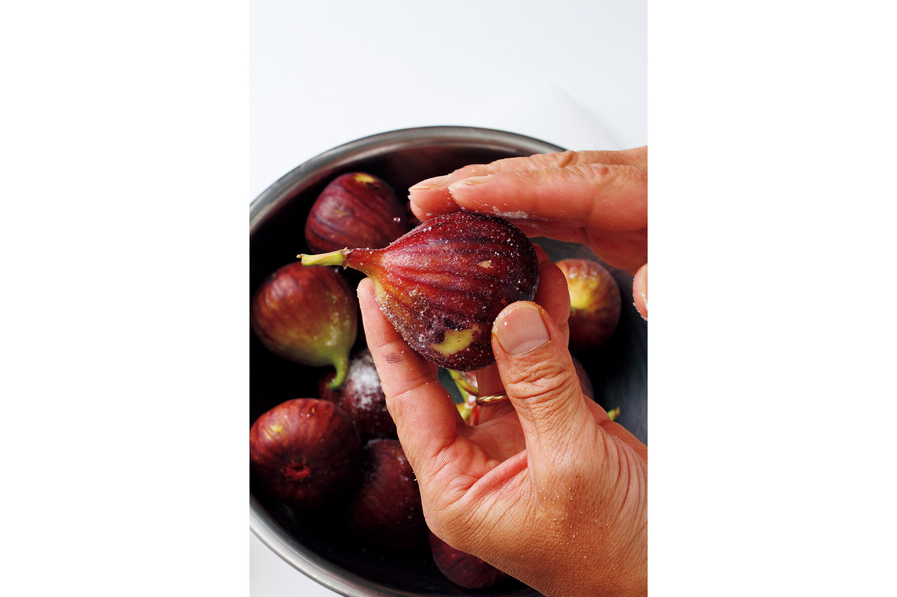 いちじくを水洗いする