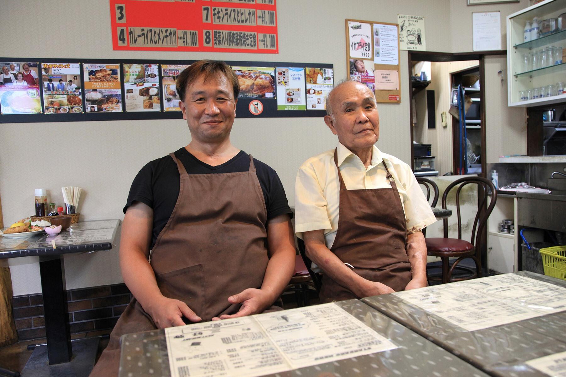 初代店主の鬼頭斗（はかる）さん、2代目の稔さん