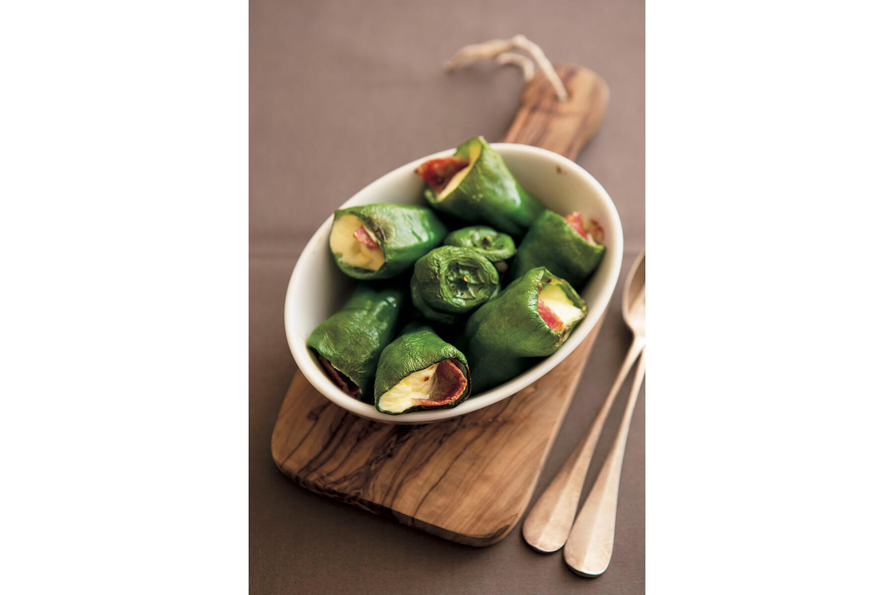 クリームチーズがあふれ出る“ピーマンのファルシ”