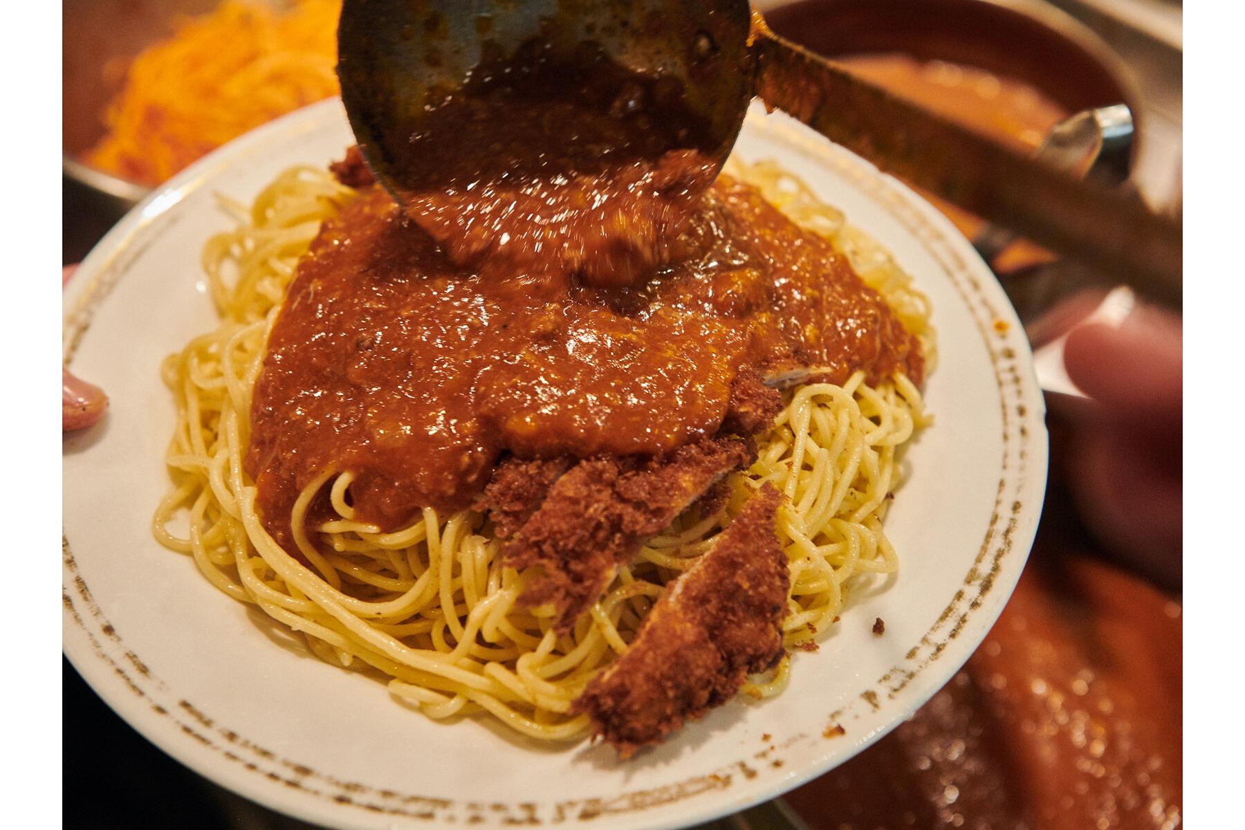 ミートソースをかける様子