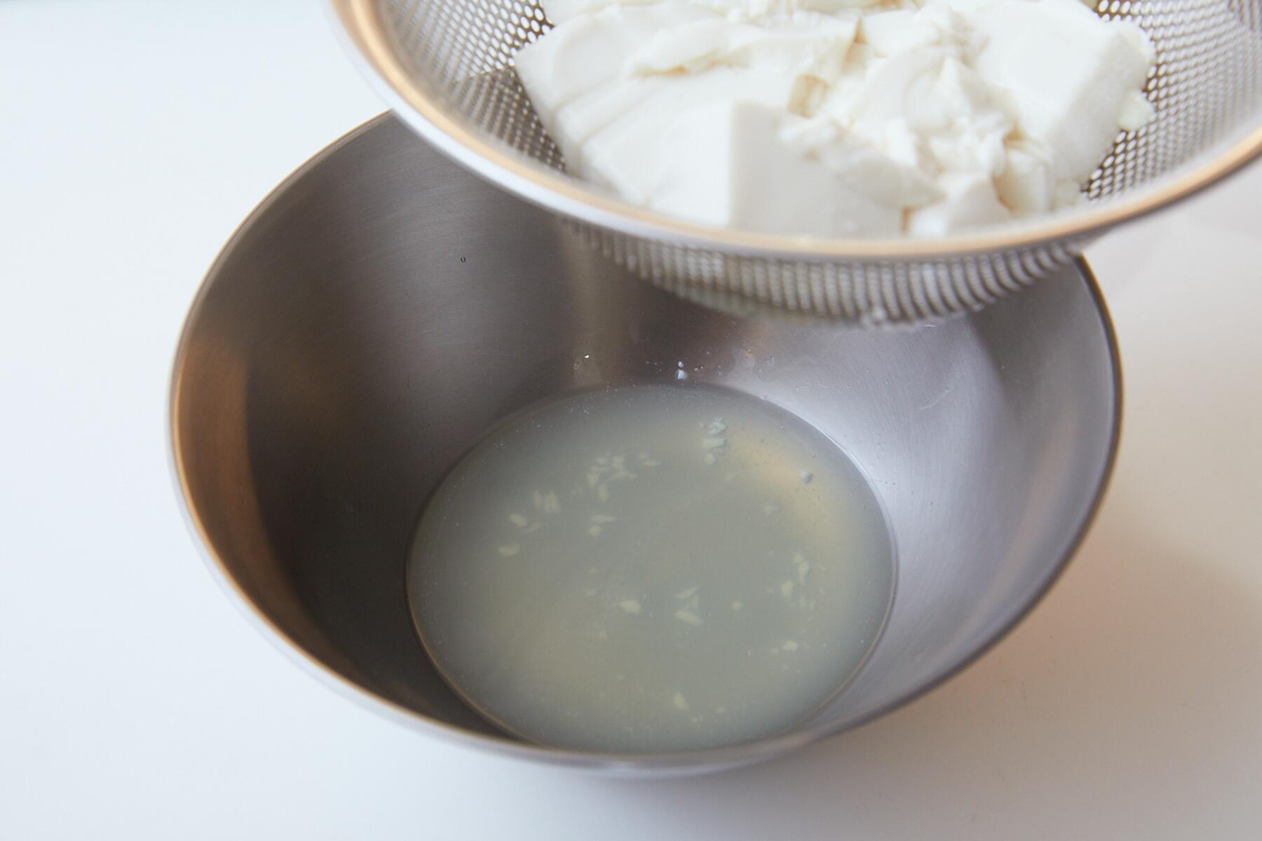 豆腐を水切りする