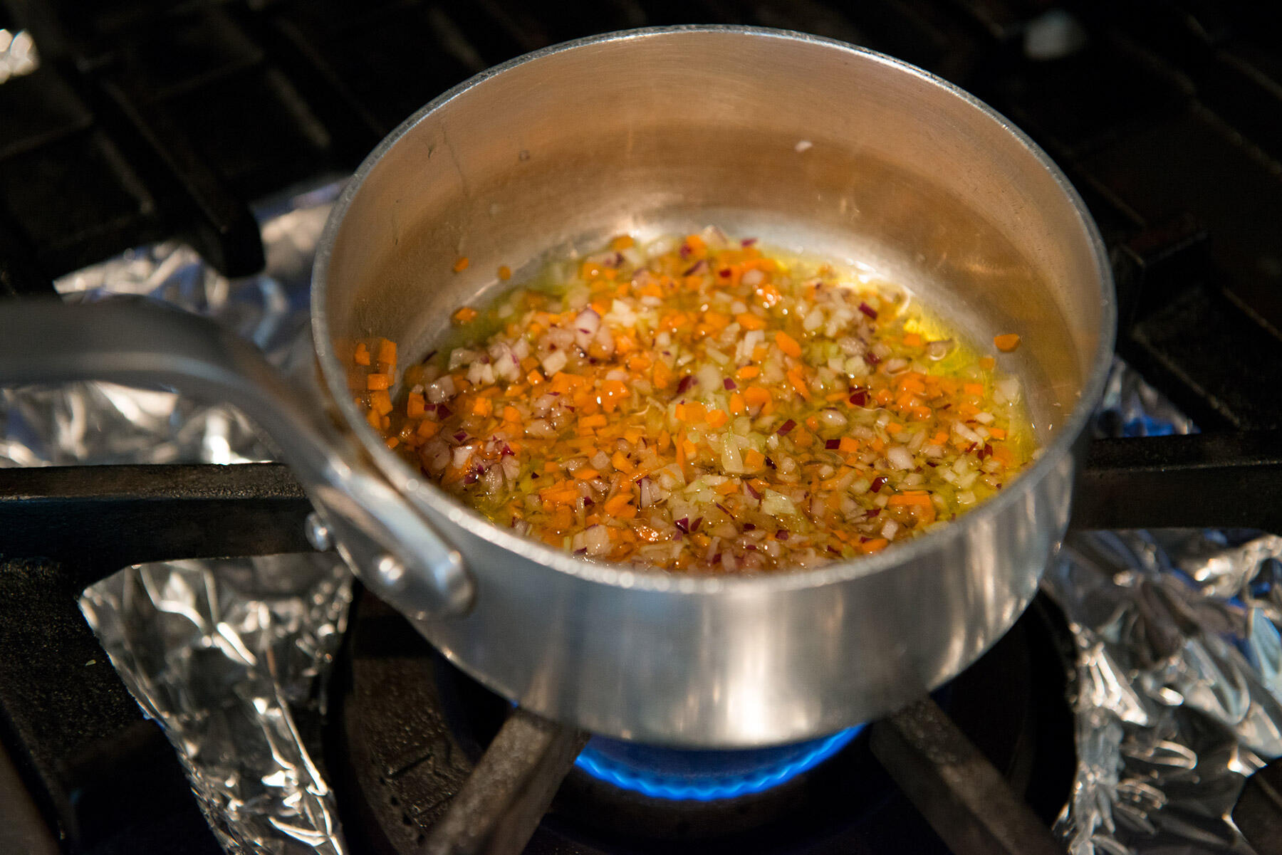 野菜をフライパンに入れ火をかける