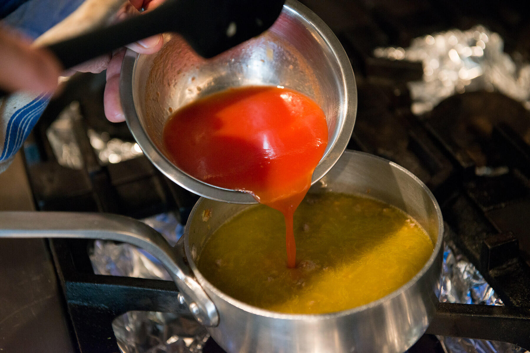 トマトソースを加える