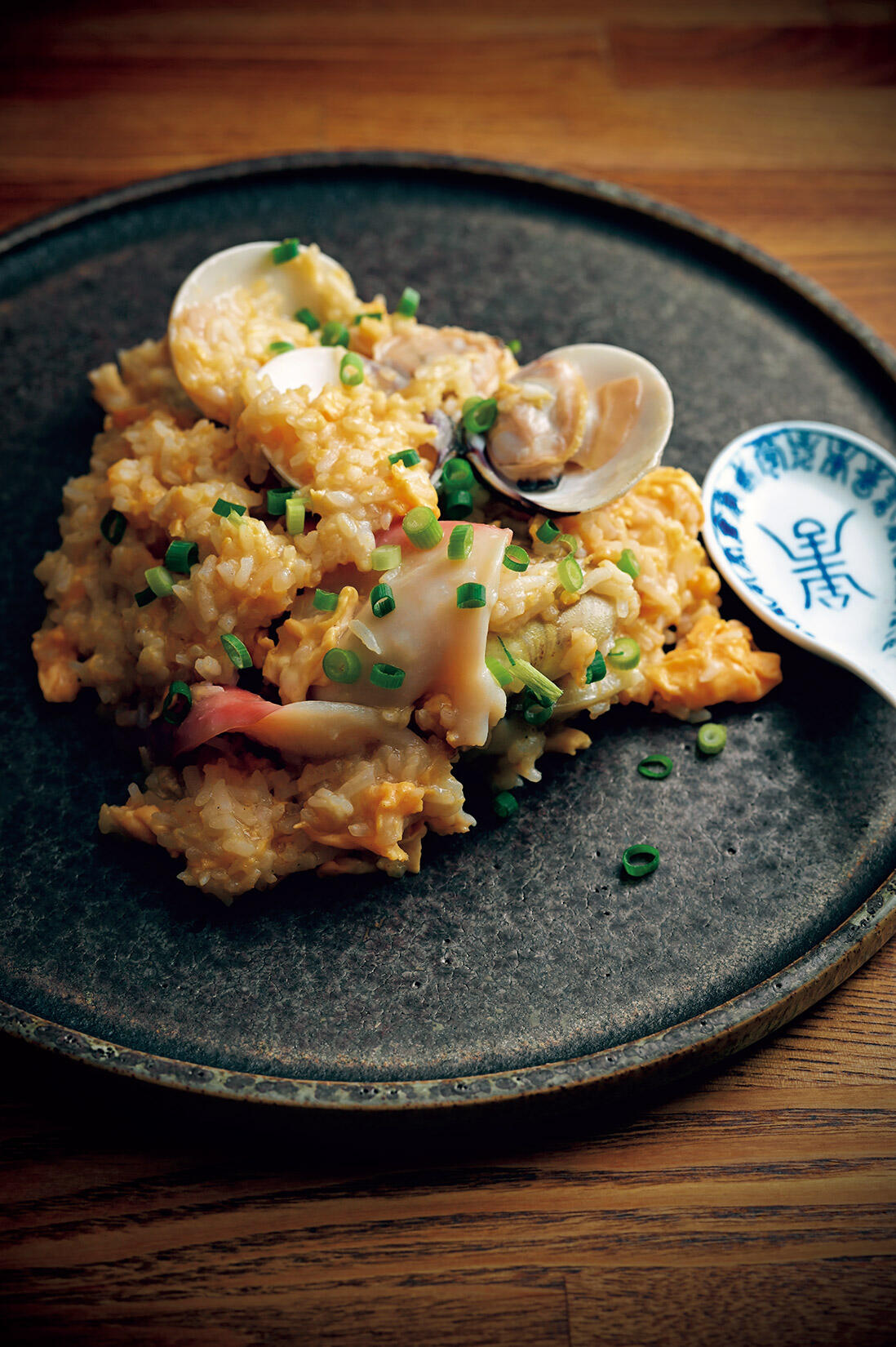 蛤とホッキ貝のだしと熟れずしの飯だけで調味した炒飯