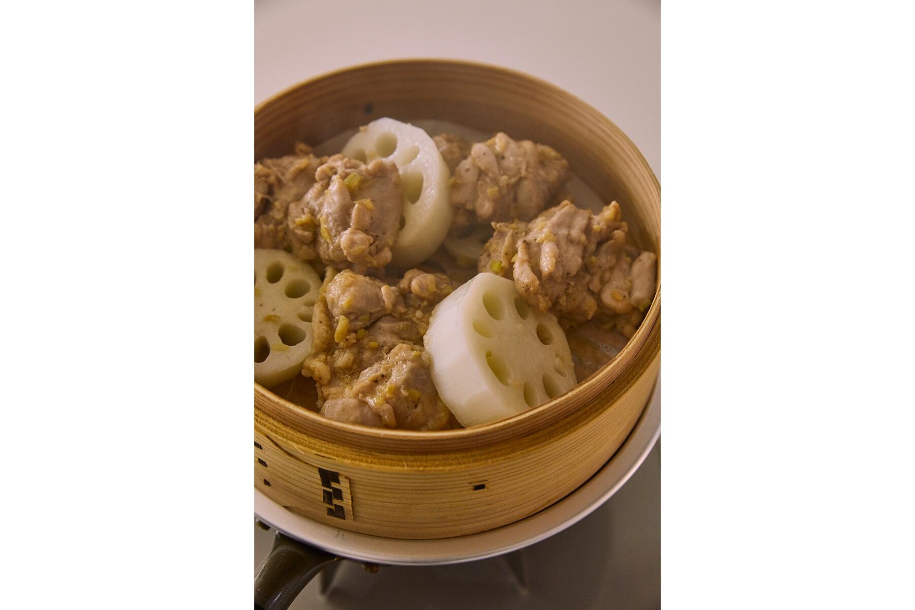 優しい味わいで体が温まる“鶏肉とれんこん蒸し”