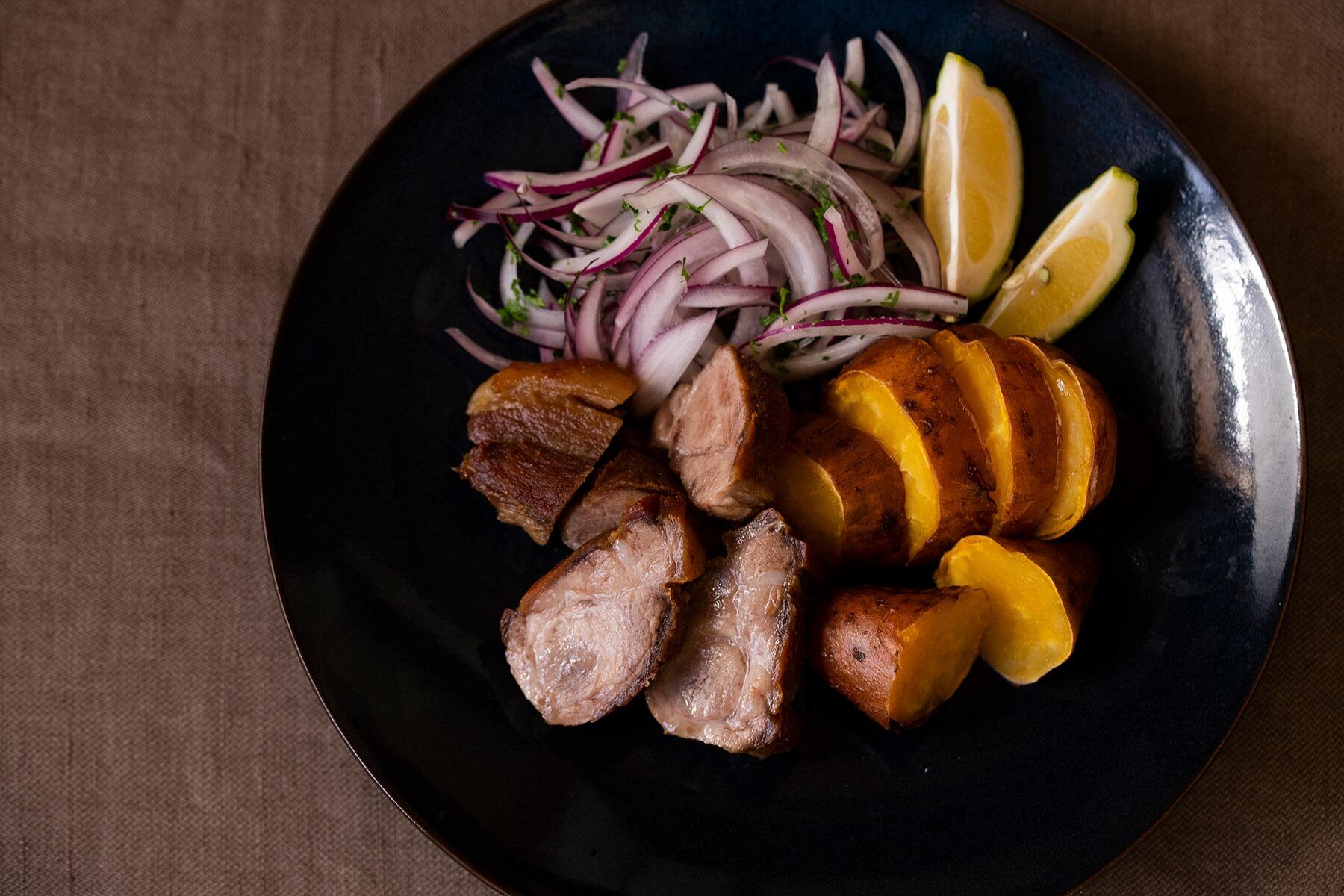 豚肉とさつまいもの蒸し焼き