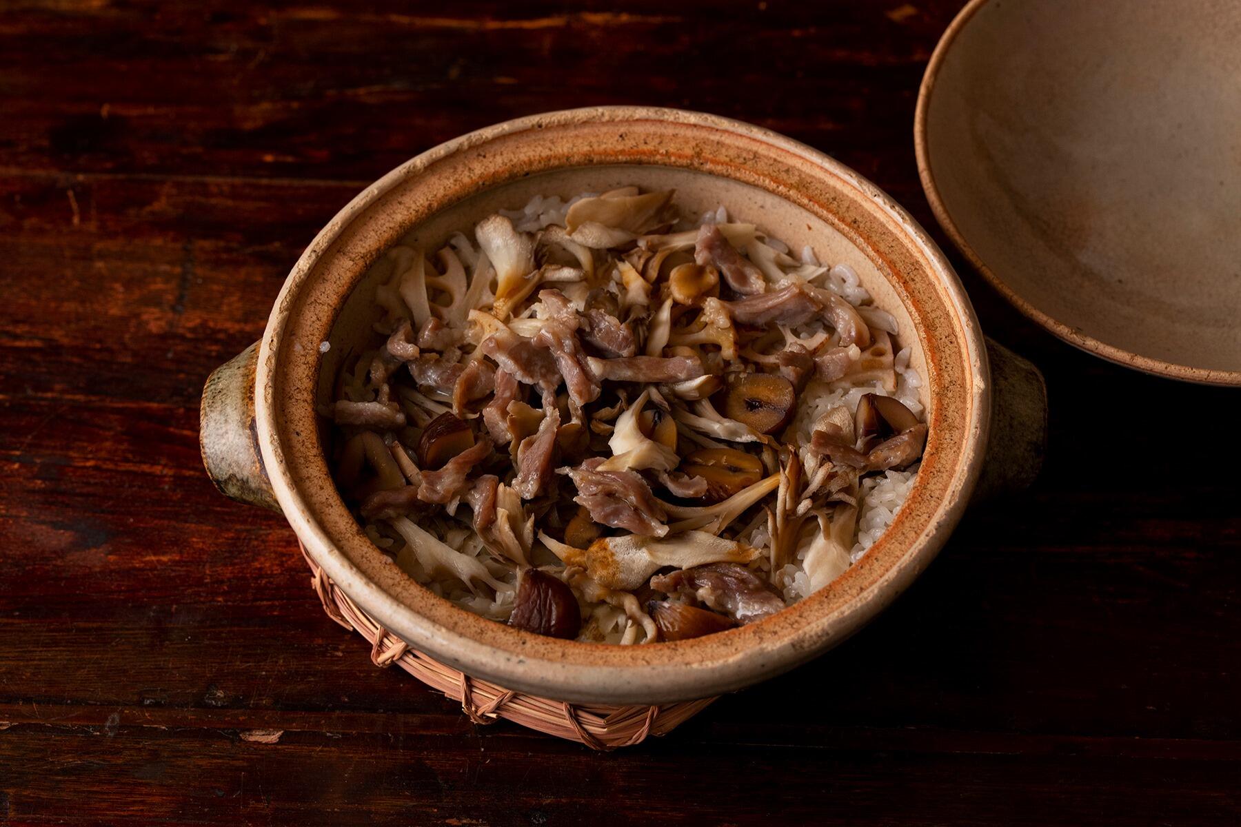 秋の味覚と塩豚を合わせた炊き込み五目ごはん