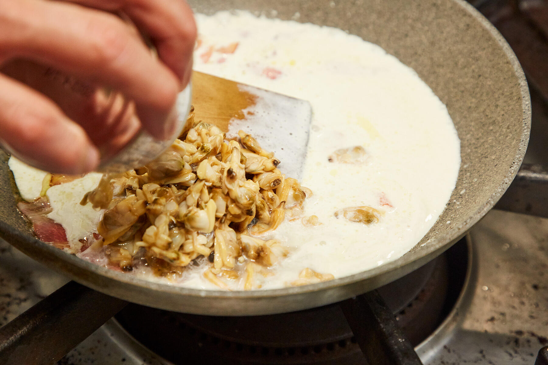 生クリームとアサリを加える