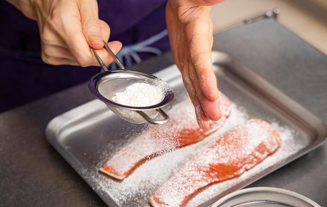鮭の水分を拭き取り、胡椒をふって薄力粉をまぶす