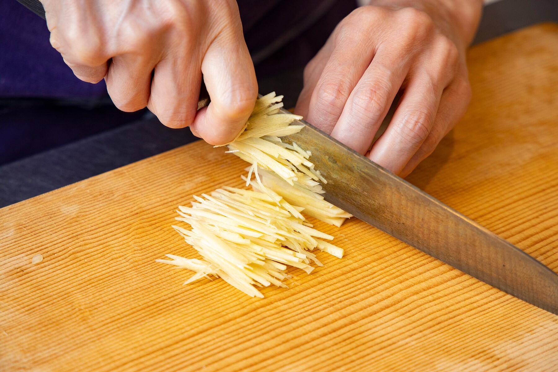 「純正ごま油 濃口」が香る、生姜醤油ソースをつくる