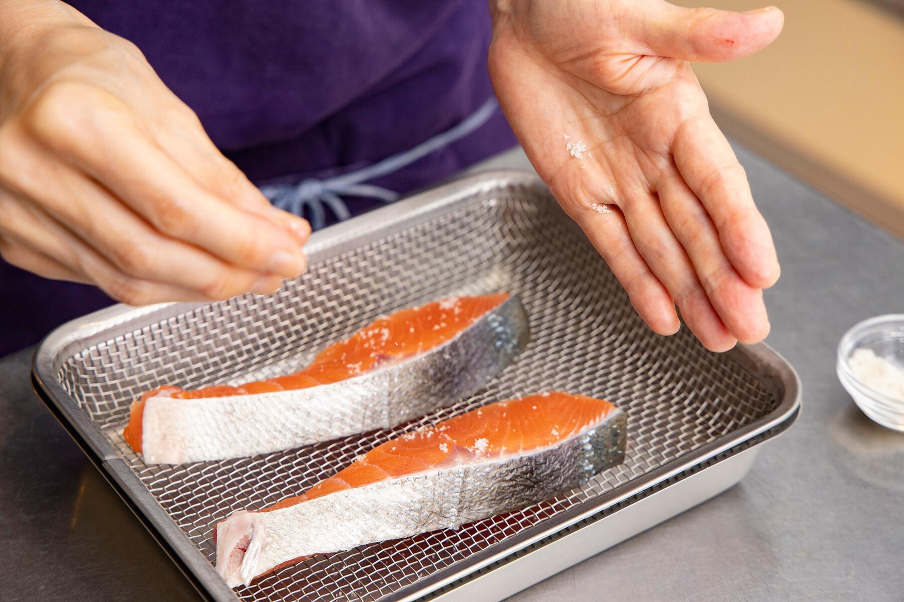 鮭に塩をふって約20分置く