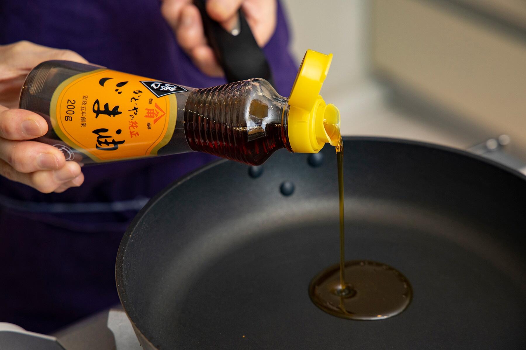 「純正ごま油 濃口」で、鮭を焼く