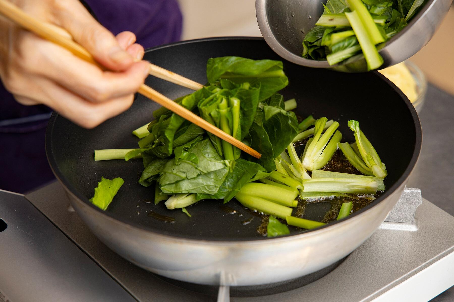 「純正ごま油 濃口」で、小松菜を炒める