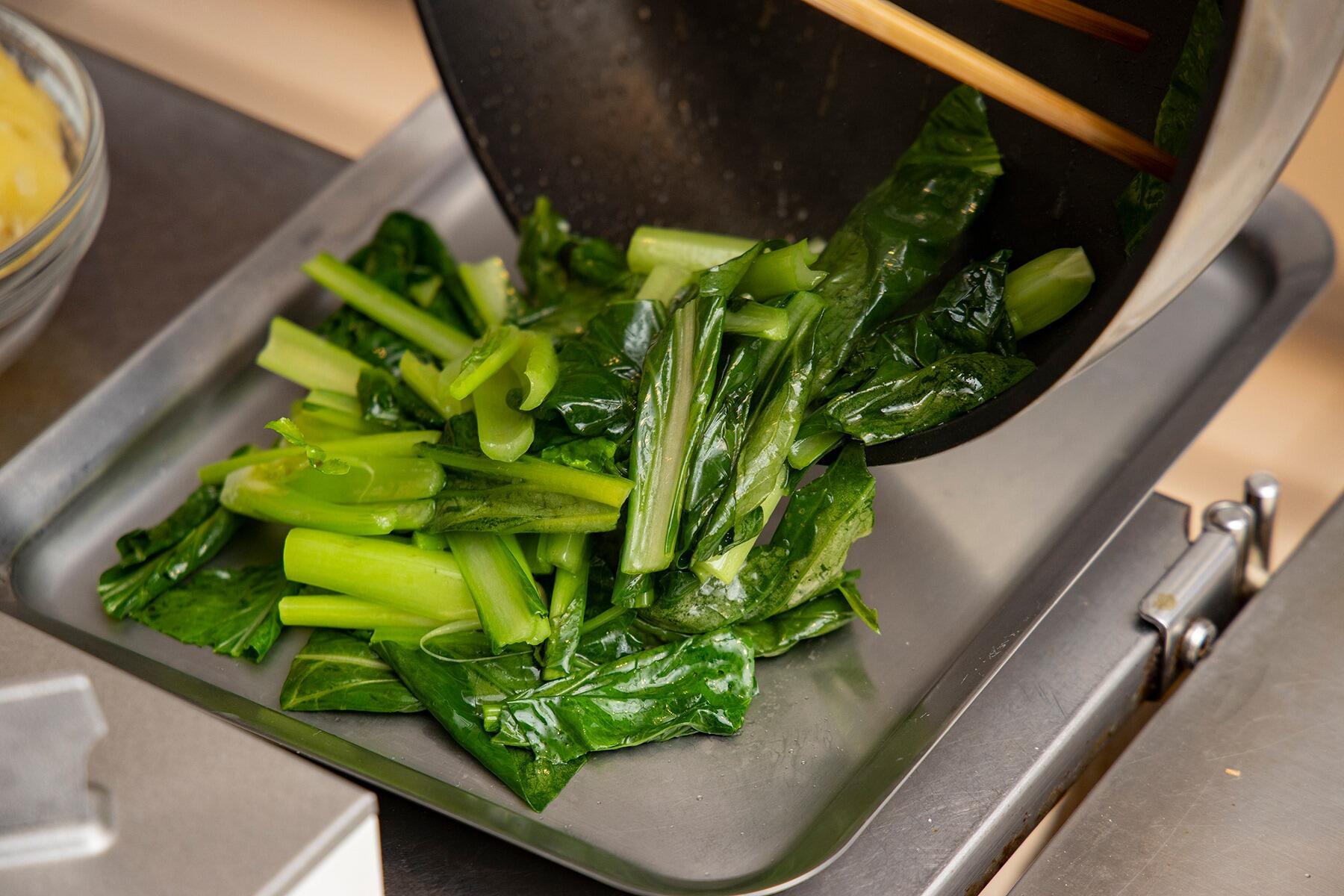 小松菜を取り出し、同じフライパンでじゃがいもを焼きつける