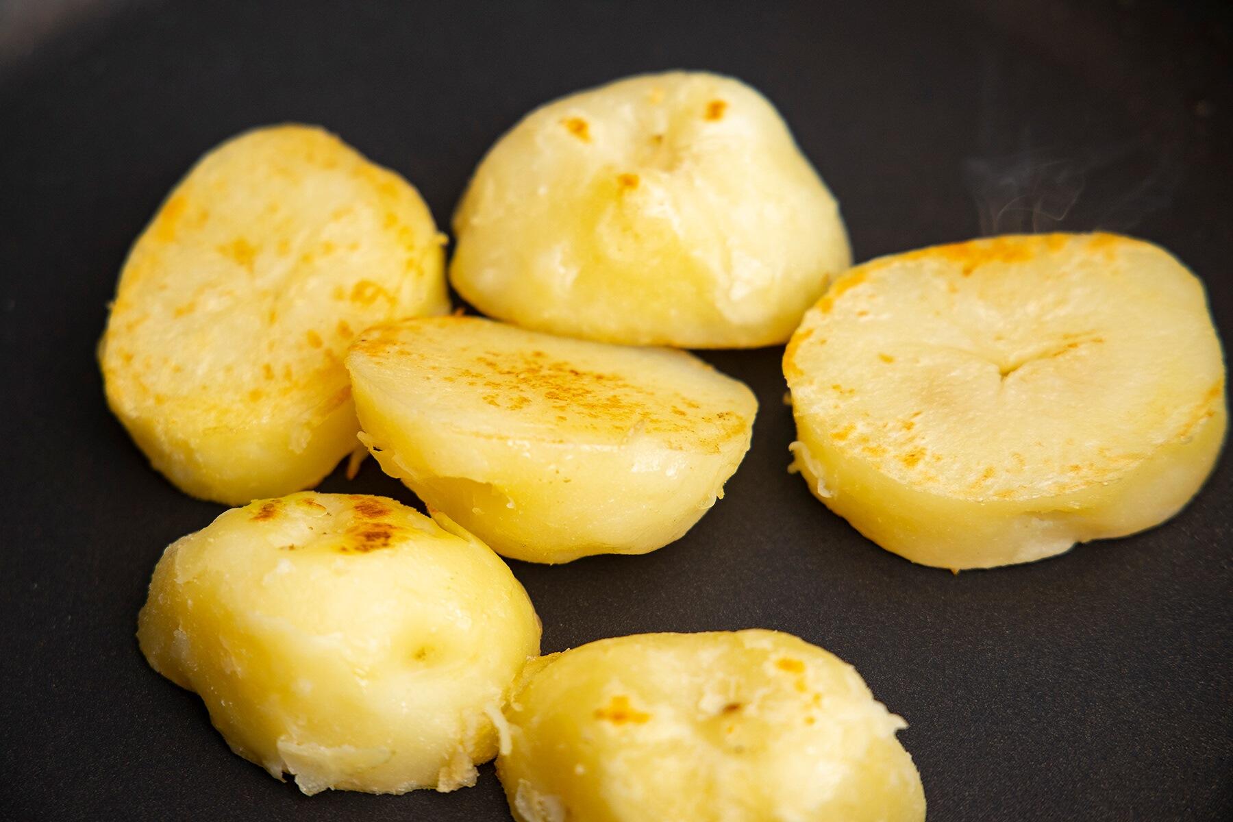 小松菜を取り出し、同じフライパンでじゃがいもを焼きつける