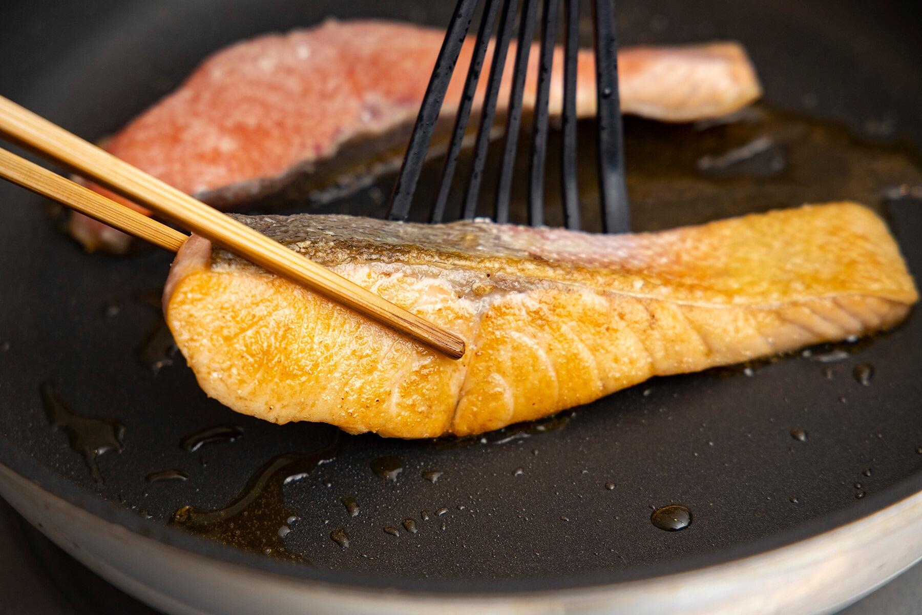 鮭が焼き上がったら盛りつけ、生姜醤油ソースをかける