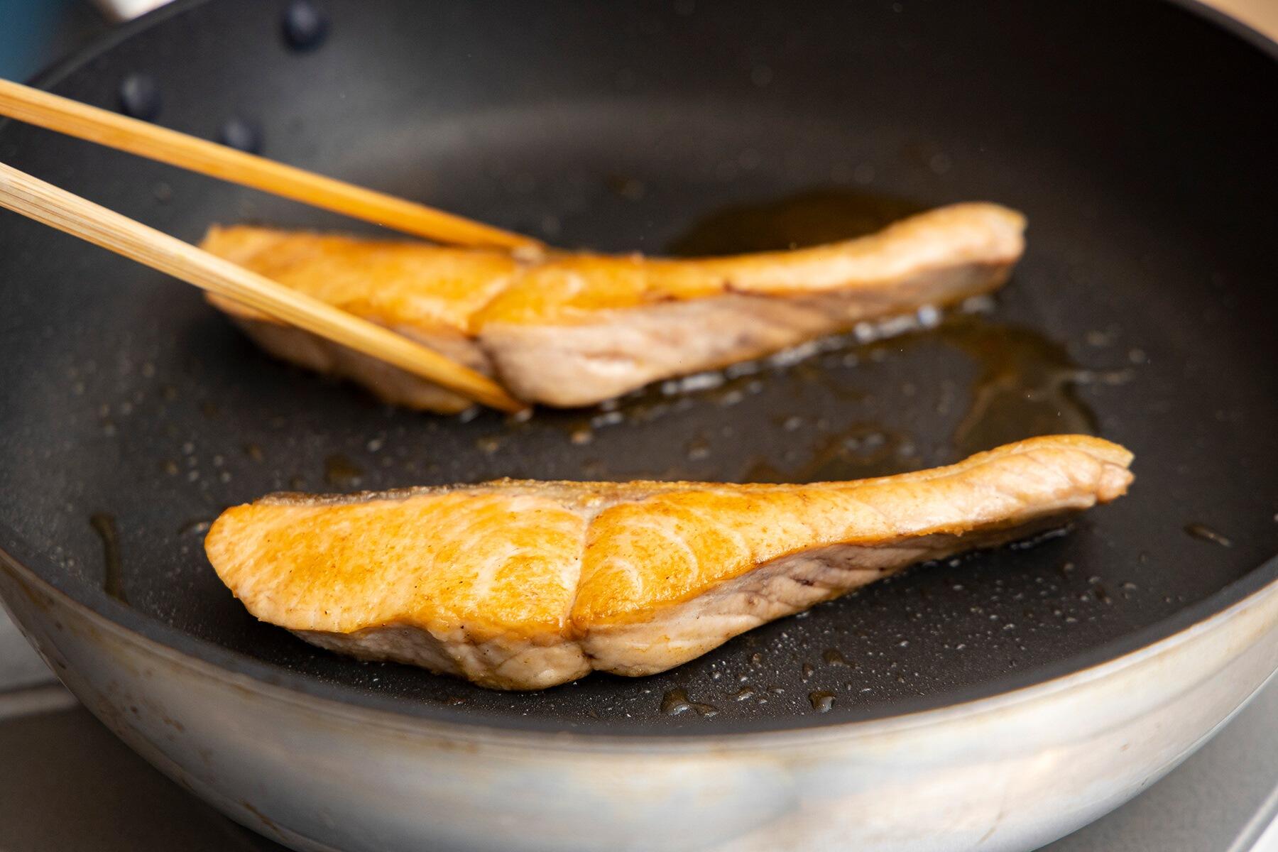 鮭が焼き上がったら盛りつけ、生姜醤油ソースをかける