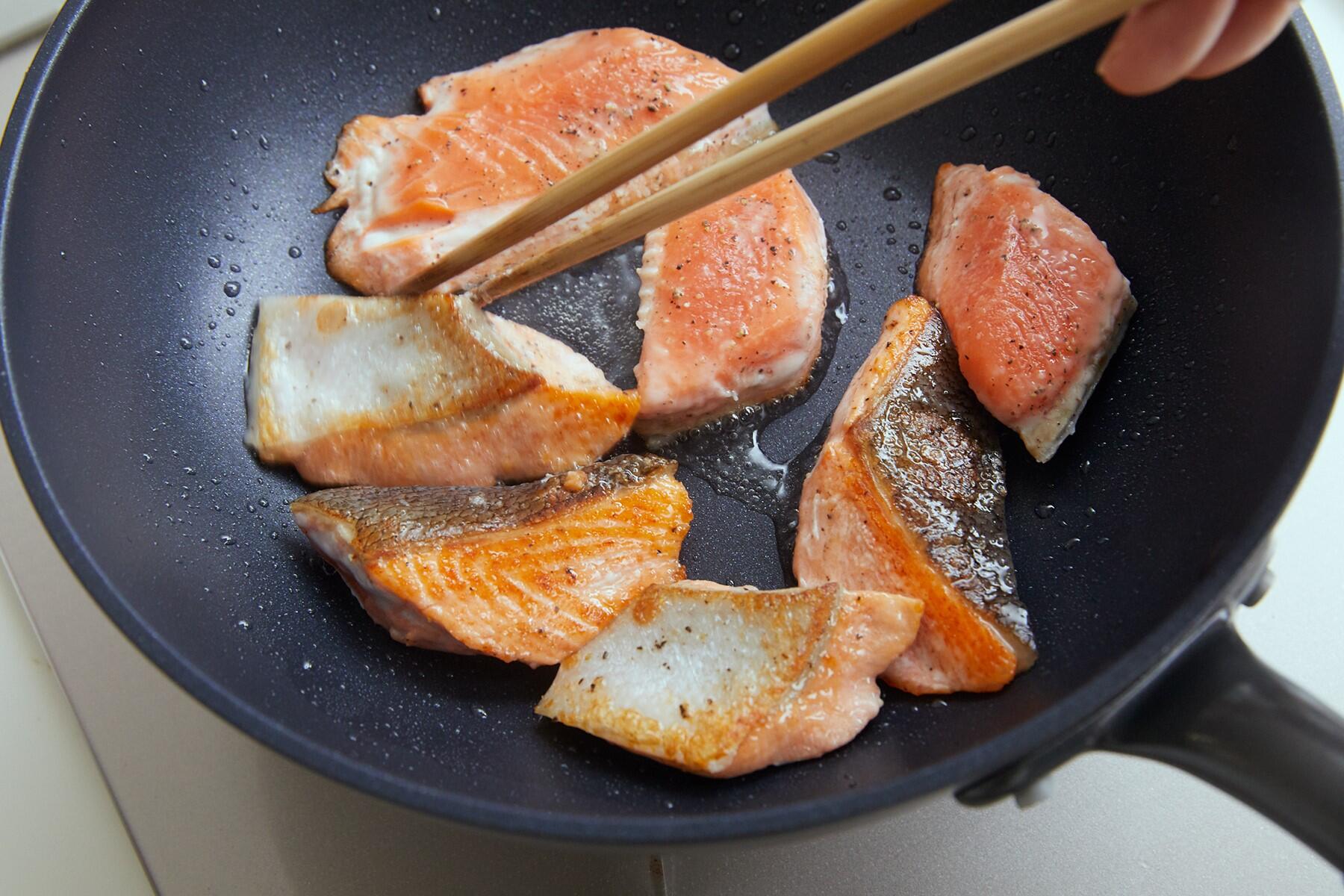鮭を炒める