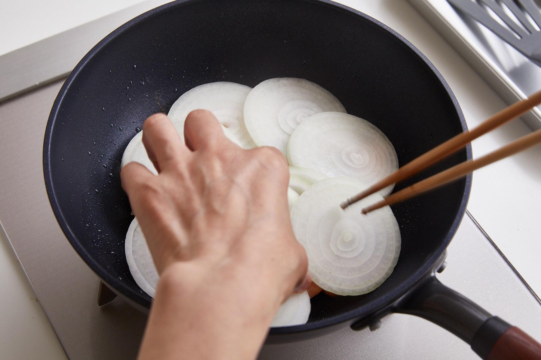 玉ねぎを加える