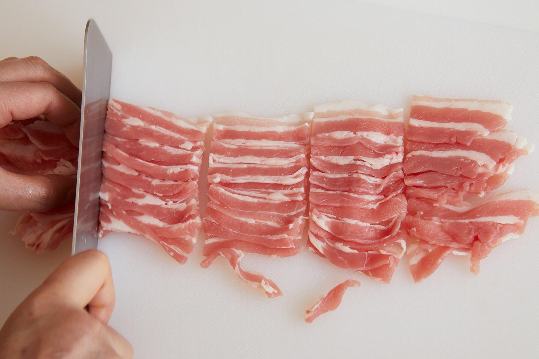 豚バラをカットする