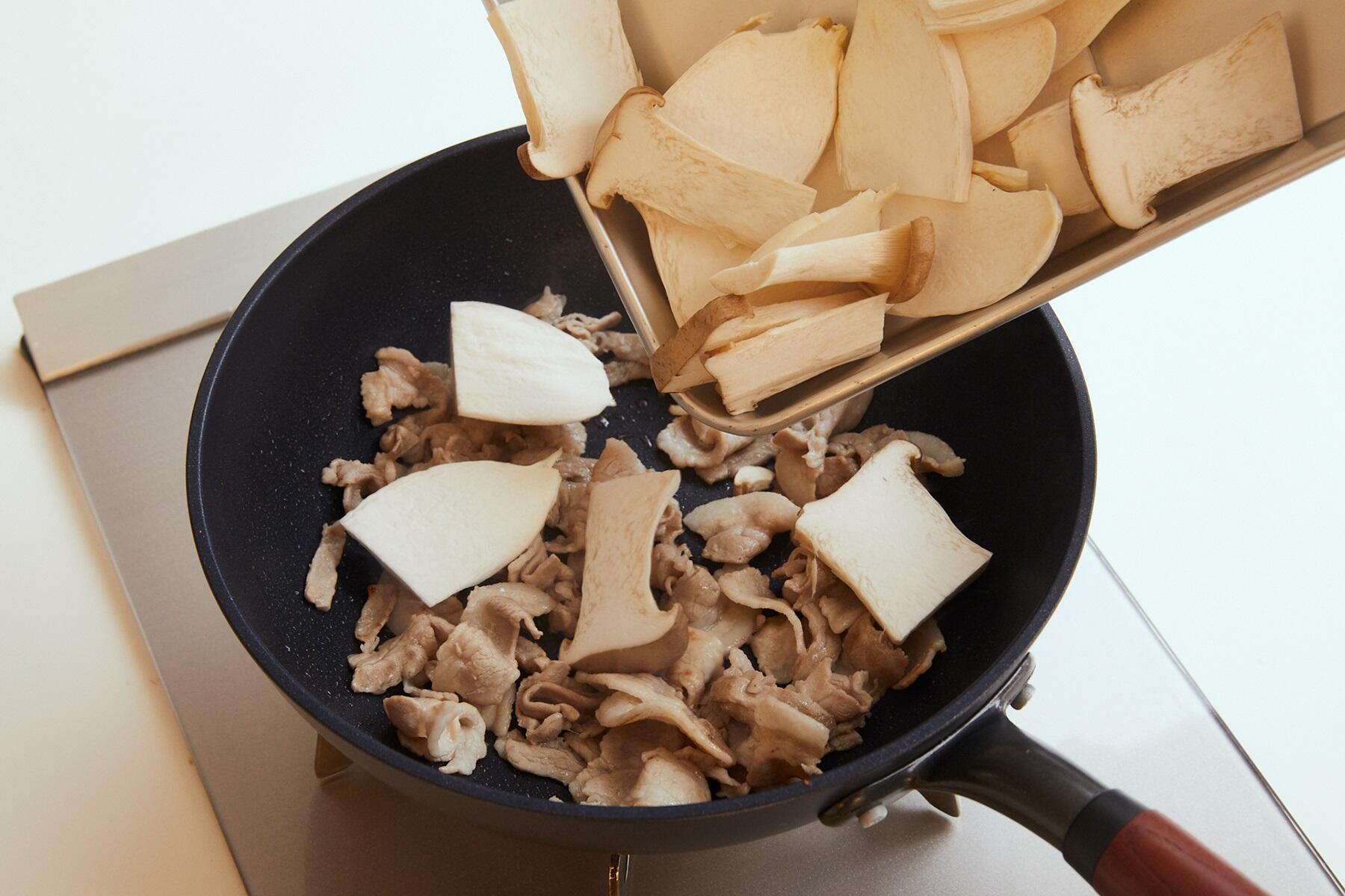 エリンギを加える