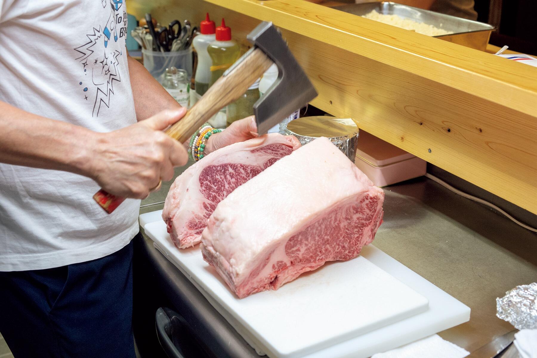 Lボーンの骨は、豪快に斧で切り離す