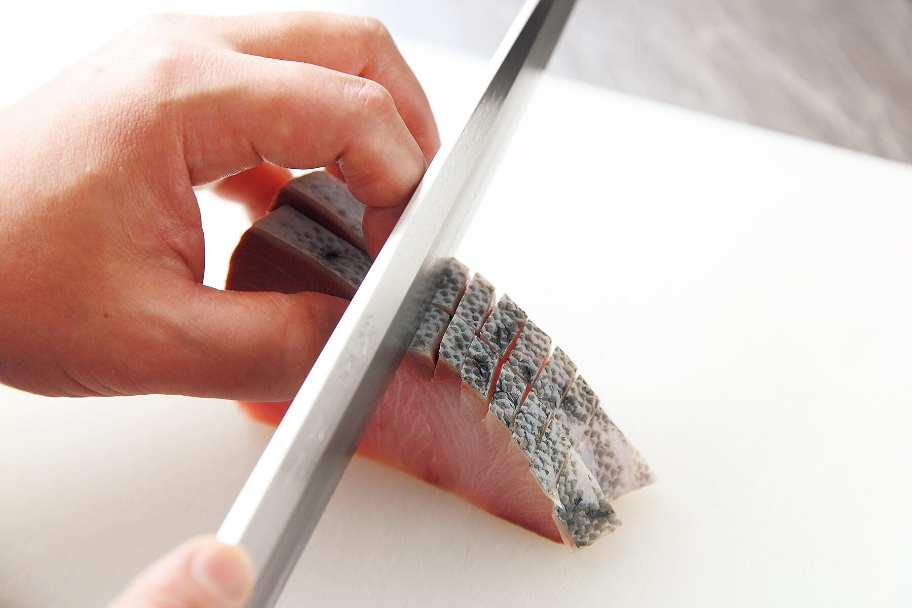 皮に切れ込みを入れる